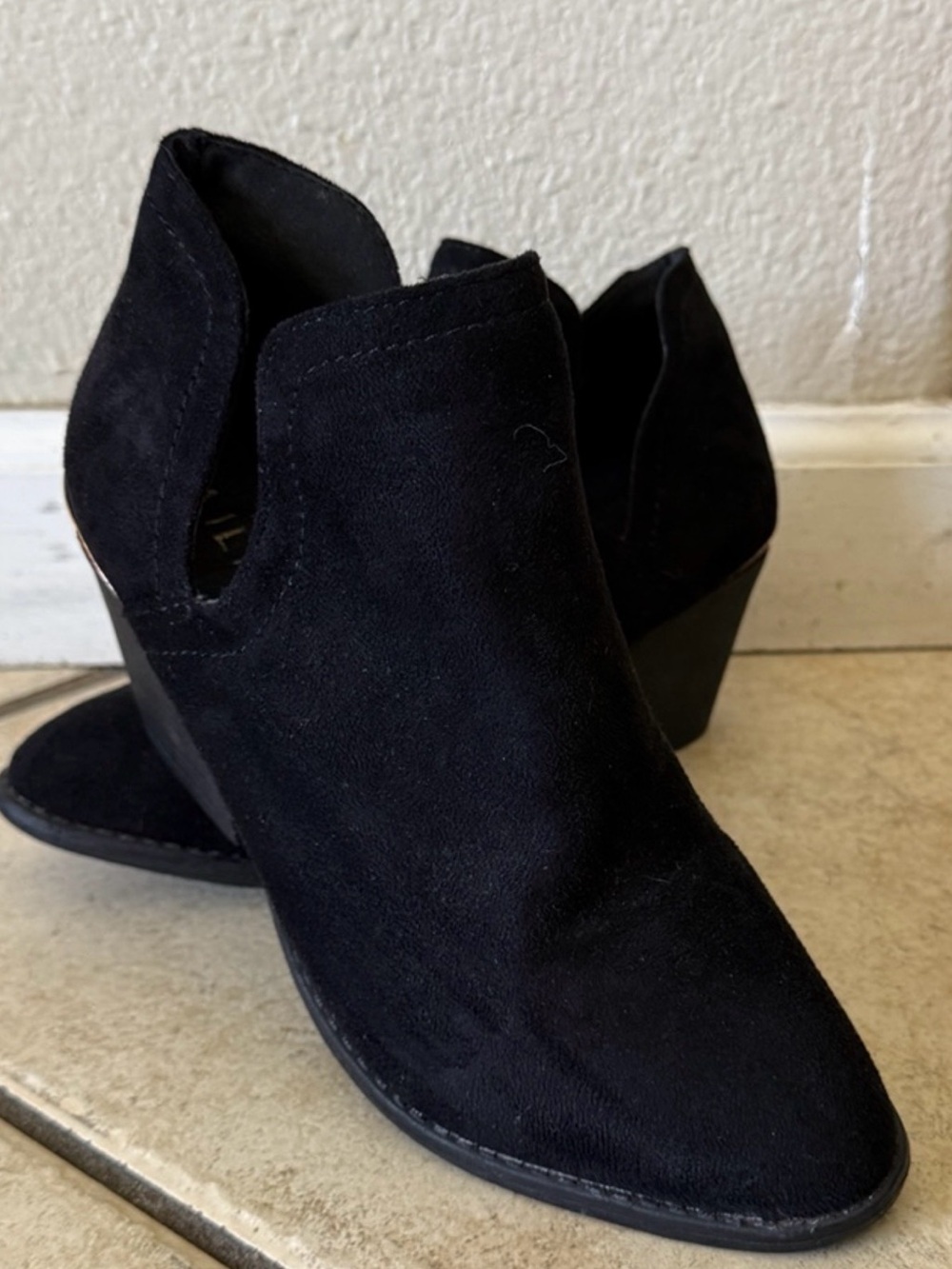 Liliana Black Faux Suede Block Heel Ankle Booties Size 6